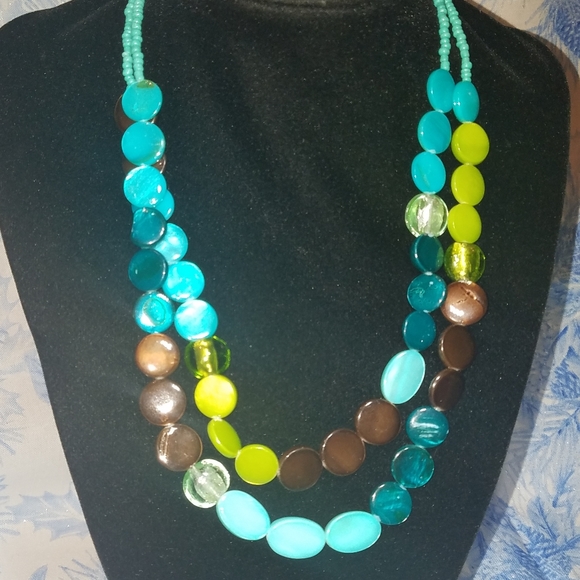 Glass pearlescent statement necklace - Picture 6 of 8